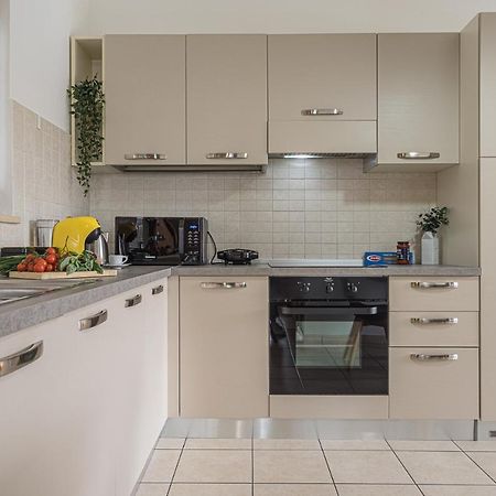 Hygge Family Apartment - One Step Away From The Lake!!! 시르미오네 외부 사진