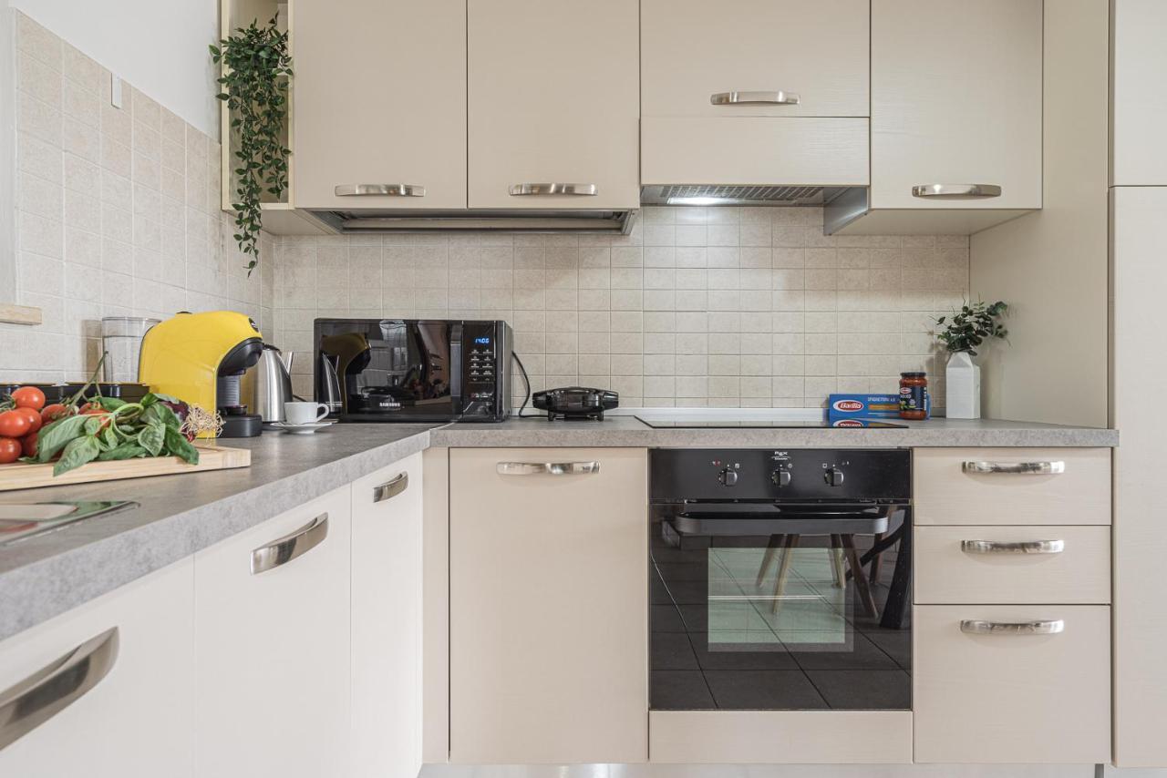 Hygge Family Apartment - One Step Away From The Lake!!! 시르미오네 외부 사진