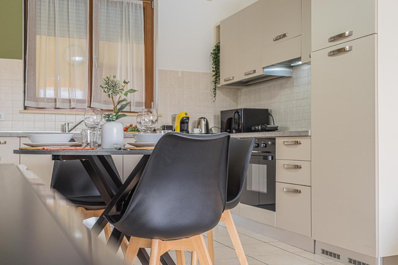 Hygge Family Apartment - One Step Away From The Lake!!! 시르미오네 외부 사진