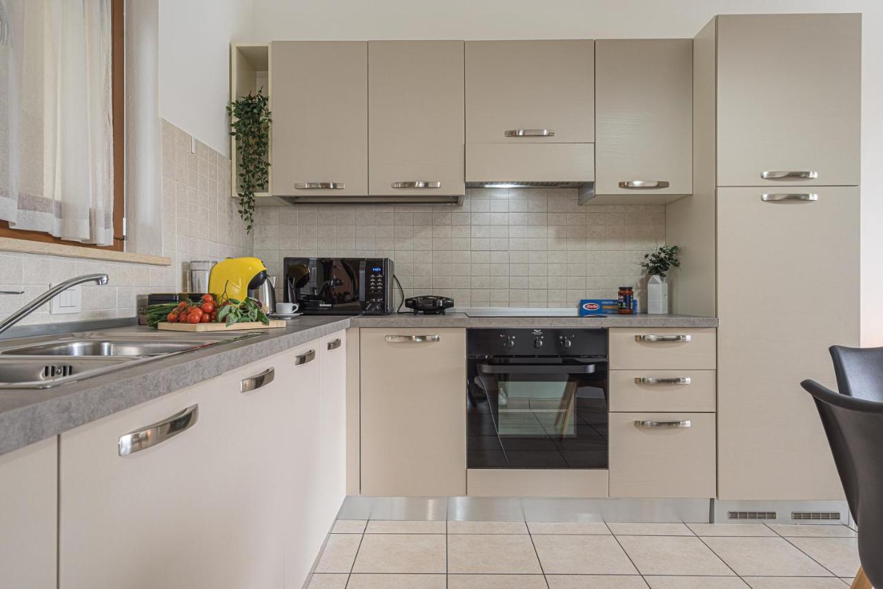 Hygge Family Apartment - One Step Away From The Lake!!! 시르미오네 외부 사진