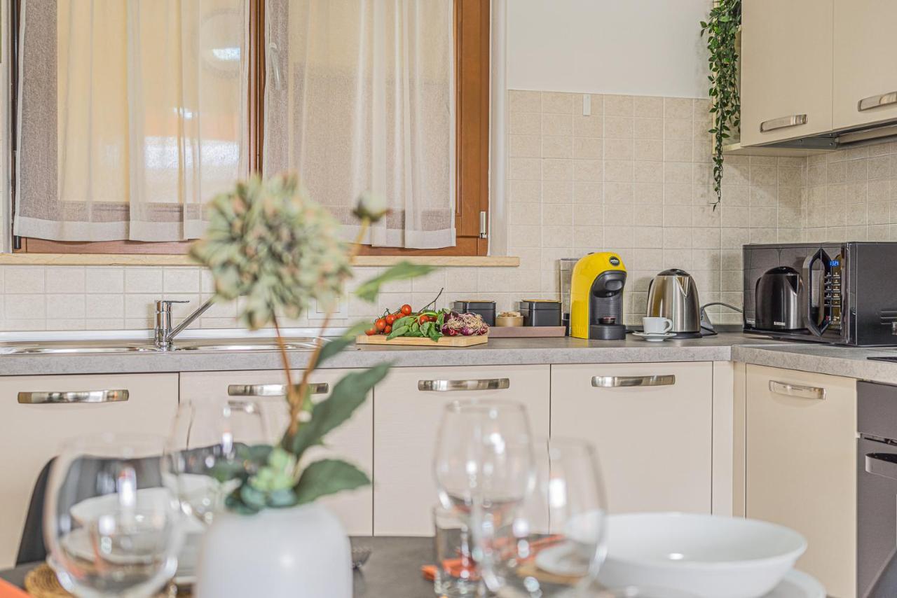 Hygge Family Apartment - One Step Away From The Lake!!! 시르미오네 외부 사진